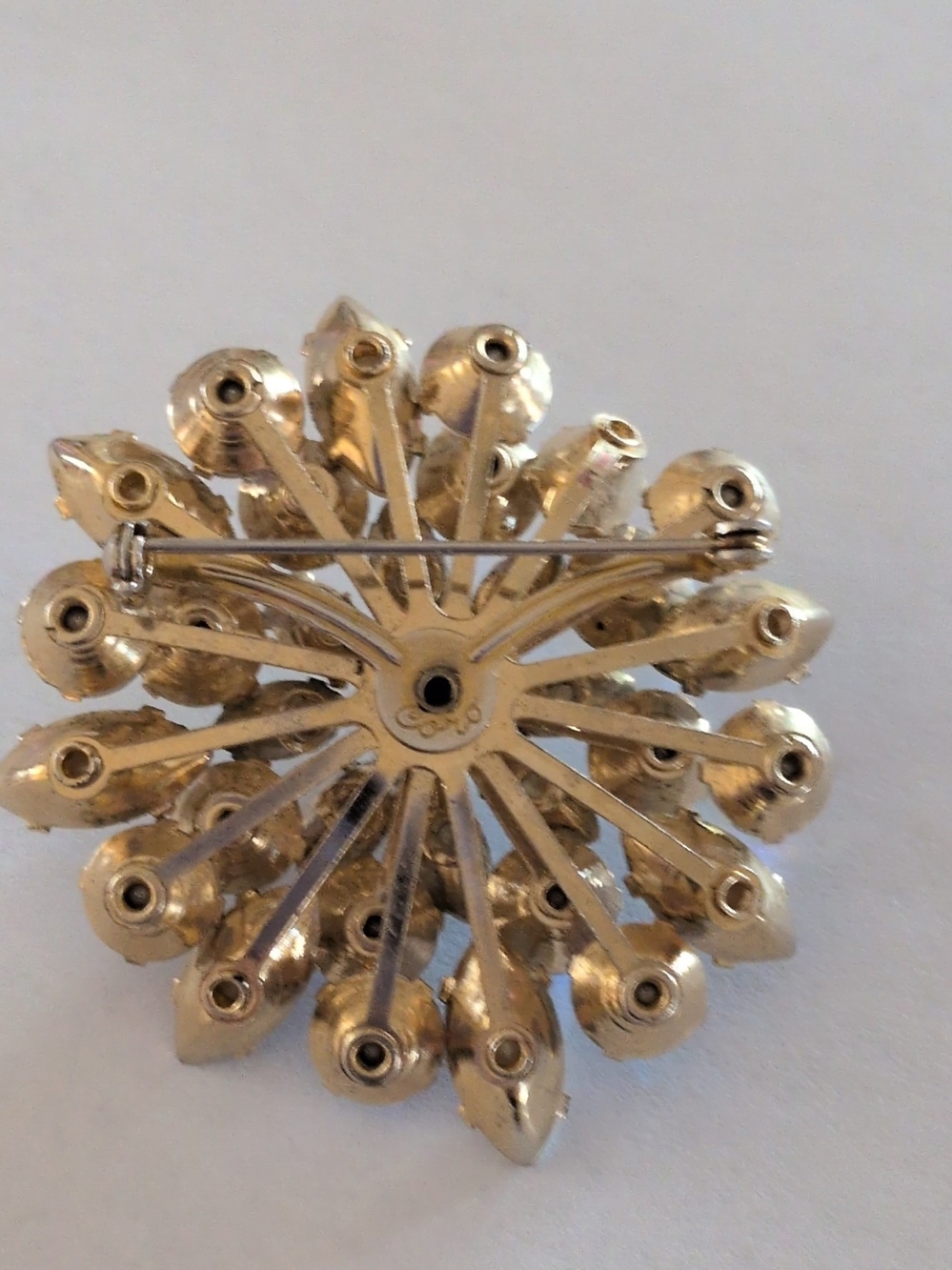 Vintage-Inspired White Aurora Borealis Crystal Flower Brooch - Picture 2 of 2